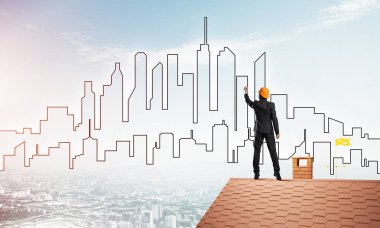 Mühendis, evinin çatısına geri döndü ve şehri çiziyor. Karışık ortam