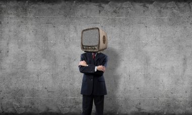 İşadamı kafa yerine eski Tv ile.