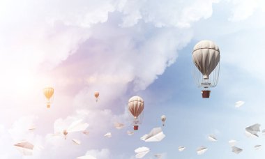 Renkli aerostats kağıt uçaklar arasında ve mavi bulutlu gökyüzü üzerinde uçan. 3D render.