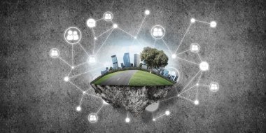 Beton zemin üzerinde çimen ve şehir manzarası olan güzel küçük bir ada.