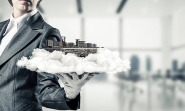 Modern şehir bloğu arka plan üzerinde office manzaralı metal tepside sunan beyaz eldivenli elinde garsonun kırpılmış görüntü. 3D render.