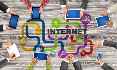 Ellerinde cihazlar bulunan bir grup insan, iletişim ve ağın sembolü olarak birlikte çalışıyor.