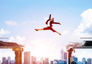 İş kadını zorlukların üstesinden sembolü olarak beton köprü boşluğu üstünden atlayarak. Cityscape zemin üzerine güneş ışığı ile. 3D render.