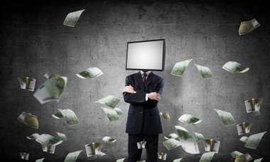 Arka plan üzerinde duran Euro uçan arasında ve gri karanlık Duvar ile işadamı Tv ile takım baş silah tutmak yerine geçti.