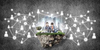 ECO konsepti yüzen ada ve üzerinde kitap oturan çocuklar.