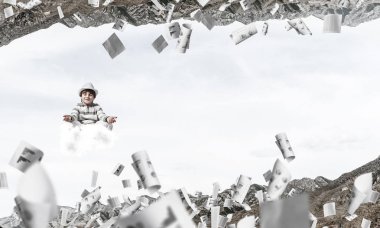 Genç küçük çocuk gözleri koruma kapalı ve seyir bulut kağıtları uçan arasında ve doğa dünyalar arasında üzerinde meditasyon sırasında konsantre.