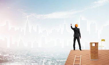 Mühendis, evinin çatısına geri döndü ve şehri çiziyor. Karışık ortam