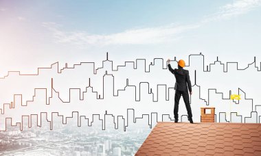 Mühendis, evinin çatısına geri döndü ve şehri çiziyor. Karışık ortam