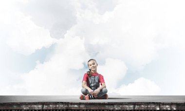 Çatı inşaat ve kamera seyir üzerinde oturan sevimli kız