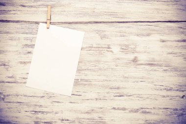 İpe asılı metin için boş kağıt sayfası