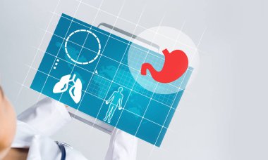 Doktorun ellerinde ilaç arayüzü ekranı olan tablet pc aygıtı