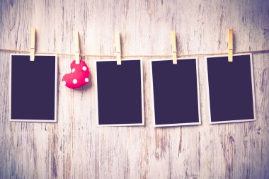 An fotoğraf çerçevesi ve sevgi kalpleri ip ahşap dokulu arka plan üzerinde sabitlenmiş