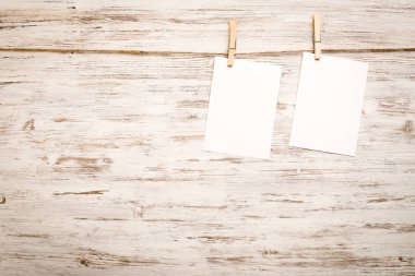 İpe asılı metin için boş kağıt çarşaflar