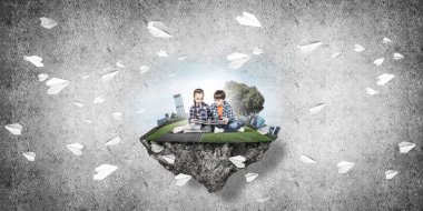 ECO konsepti yüzen ada ve üzerinde kitap oturan çocuklar.