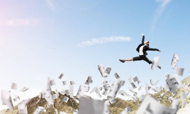 Kağıtları aktif yaşam pozisyon sembolü olarak uçan arasında havada atlama takım elbiseli çekici bir iş kadını. Hava ve doğa arka planda görüntüleyin. 3D render.