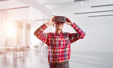 Sanal gerçeklik kulaklık veya 3d gözlük odasında oyun oynama ile genç adam