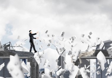 Kağıtları kocaman bir boşluk ile beton köprü üzerinde gizli tehditler ve riskler sembolü olarak uçan arasında blindfolded yürüyüş iş adamı. Cityscape görünümü arka plan üzerinde. 3D render.