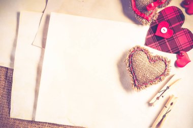 El yapımı sevgi kalpleri ve adet boş kağıt 