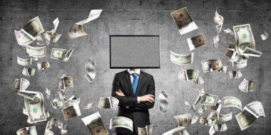 Arka plan üzerinde duran dolar uçan arasında ve gri karanlık duvara işadamı Tv ile takım baş silah tutmak yerine geçti.