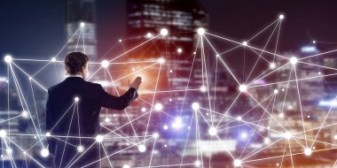 İşadamı gece cityscape sosyal bağlantı medya kavramı ile çalışma karşı arkadan görünüm