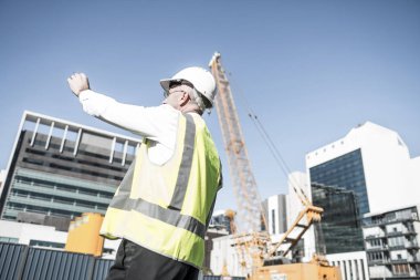 Kask ve ceket açık şantiye kontrol mühendisi adam