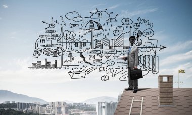 Evin çatısında baş durmak yerine kamerayla zum yapan yüzü olmayan bir iş adamı.