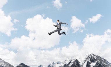 İş adamı havada aktif yaşam pozisyon sembolü olarak çalışan takım elbiseli. Hava ve doğa arka planda görüntüleyin. 3D render.