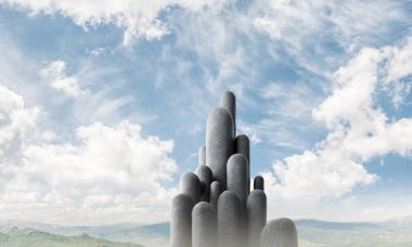 Açık havada, arka planda güzel manzaralı yüksek ve büyük taş sütunların görüntüsü. Duvar kağıdı, telif alanı olan arkaplan.