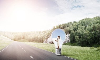 Ampul asfalt yolda içinde hapsolmuş genç iş kadını