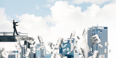 Kağıtları kocaman bir boşluk ile beton köprü üzerinde gizli tehditler ve riskler sembolü olarak uçan arasında blindfolded yürüyüş iş adamı. Cityscape görünümü arka plan üzerinde. 3D render.