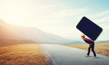 Adam mühendis arkada. Büyük akıllı telefon.