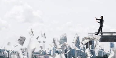 Kağıtları kocaman bir boşluk ile beton köprü üzerinde gizli tehditler ve riskler sembolü olarak uçan arasında blindfolded yürüyüş iş adamı. Cityscape görünümü arka plan üzerinde. 3D render.