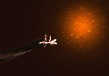İş adamı boş bir yere işaret ediyor, modern teknoloji kavramına.