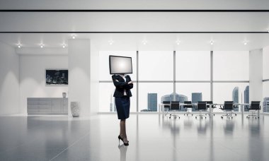 İş kadını kafasına silah tutmak yerine TV elbiseli duran ofis binası içinde geçti. 3D render.