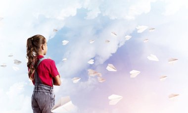 Gökyüzü arka plan hakkında geleceği görmenin karşı tulum, küçük şirin kız