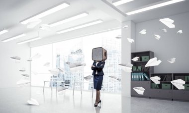 İş kadını baş yerine eski bir Tv ile.