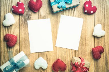 Sevgi kalpleri ve ahşap masa üzerinde boş kağıt