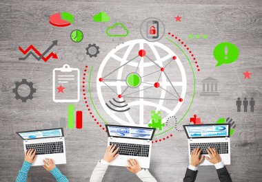 Ellerinde cihazlar bulunan üç kişilik bir grup iletişim ve ağ oluşturma sembolü olarak birlikte çalışıyor.