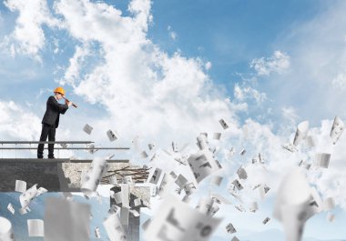 Genç takım elbiseli mühendis ve spyglass duran kağıtları gökyüzü arka plan üzerinde ile kırık köprü üzerinde uçan arasında seyir kask. 3D render.