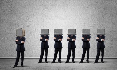 İşadamları başlarını silah tutmak yerine eski Tv ile takım elbiseli gri duvara boş odada monitör ile bir satır ve bir başında dururken arka plan üzerinde çarpı işareti.