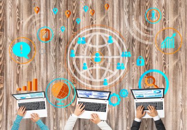 Ellerinde cihazlar bulunan üç kişilik bir grup iletişim ve ağ oluşturma sembolü olarak birlikte çalışıyor.