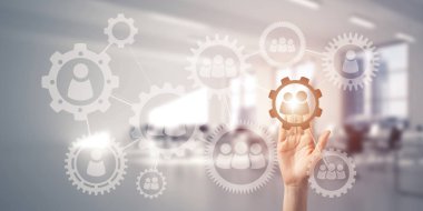 Kadın elinin perdede, arka planda avuç içi ve ofis olan dişlilere dokunuşunu kapat