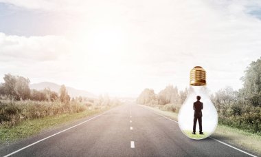 Genç işadamı asfalt yolda ampulün içinde mahsur kaldı.