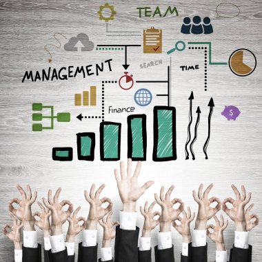 Bir grup iş adamı ahşap arka planda jestler gösteriyor.