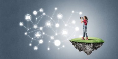 Yüzen adada tatlı bir gülümseme sunan sosyal bağlantı konsepti