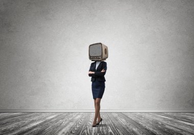Arka plan üzerinde duran gri Duvar ile boş oda içinde iş kadını kıyafetli kafa silah tutmak yerine eski bir Tv ile geçti.
