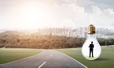 Genç işadamı asfalt yolda ampulün içinde mahsur kaldı.