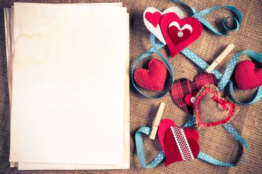 El yapımı sevgi kalpleri ve adet boş kağıt 