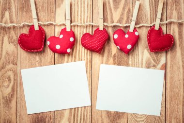 Boş resim kağıdım ip ahşap zemin üzerine sabitlenmiş