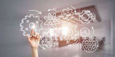 İş kadınlarının elleri ekranda, arka planda parmak ve ofis ile birbirine dokunuyor.